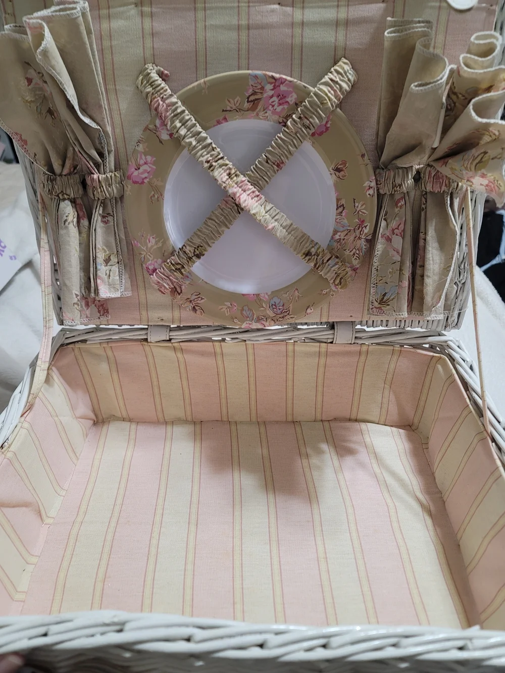 Very Rare Rachel Ashwell Simply Shabby Chic Picnic Basket White Wicker Pink